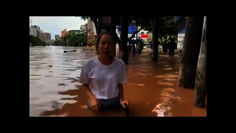 Reporting in the Flood 四川樂山市記者站在洪水中播報新聞