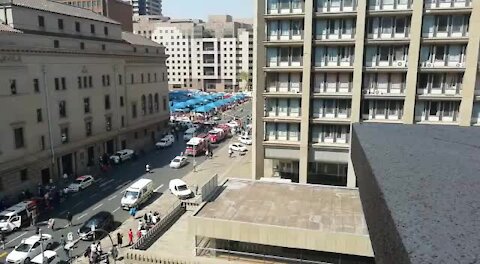 Firefighter falls from burning government building in Joburg CBD (ABL)