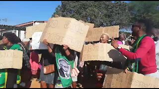 SOUTH AFRICA - KwaZulu-Natal - Community protest against husband killer accused (Video) (Vn9)