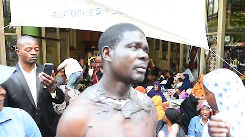 SOUTH AFRICA - Cape Town - Foreign nationals protest outside the UNHCR offices in Cape Town (Video) (b2e)