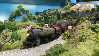 N Scale GReat Northern freight train