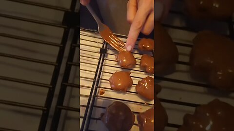 Homemade Chocolate Turtles | #pecans #caramel #dessert #yummy #greatgiftideas #simplegift