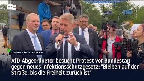 AfD-Abgeordneter besucht Protest vor Bundestag gegen neues Infektionsschutzgesetz