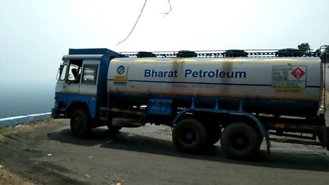 Onlineanand:Caminhão de gasolina de carga pesada virando 9/27 Hairpin Bend Road em Dhimbam Hills-29