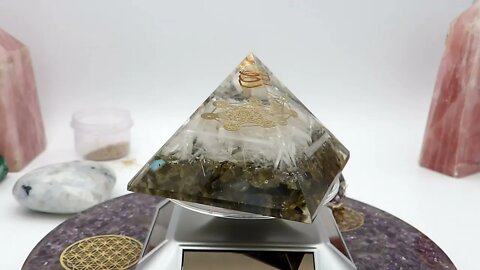 Pyramide Orgonite Labradorite Sélénite | Symbole cube de Métatron pointe Cristal de Roche