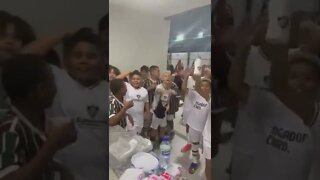 Base do Fluminense cantando música do Flamengo