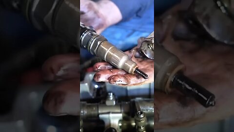 Detroit DD15 Injector Removal #mechanic #detroit #engine#injector #mechaniclife