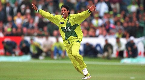 Wasim Akram Most Skillful Bowling With The Old Ball - Amazing Reverse Swing Bowling