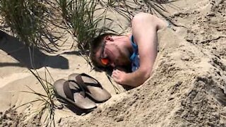Un homme ivre se fait enterrer dans le sable