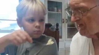 Emocionante: Menino dá comida para o seu bisavô doente