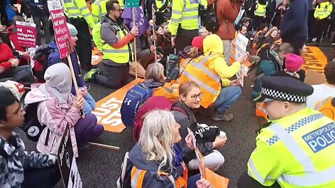 Stop oil protesters arrested #london #metpolice