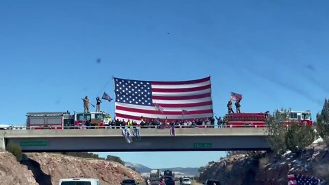 The Seligman, AZ Fire Dep. Greets the Freedom Convoy With a MASSIVE US Flag Flying Over the Overpass