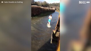 Jovem aproveita inundações para surfar