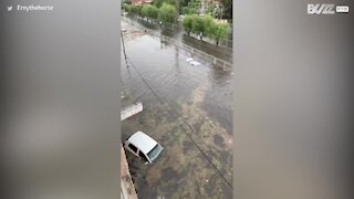 Tempestade de granizo causa alagamento no México