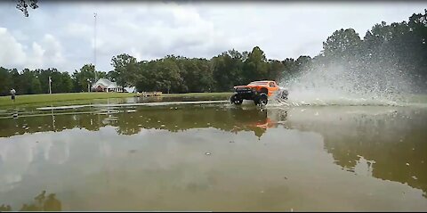 Hydroplane Battle! Traxxas Slash 2wd vs Rustler 2wd