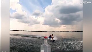 Il explose le "bottle cap challenge" en wakeboard!