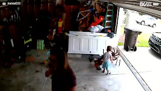 Bebé apanha boleia com portão de garagem