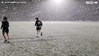 Neve surpreende treino de futebol australiano após mais de meio século