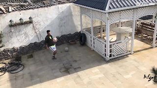 Homem faz lançamento impressionante por cima de uma casa