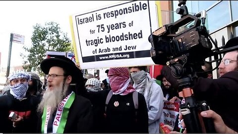 Rabbi Dovid Feldman from Neturei Karta International speaks at a pro-Palestinian rally.