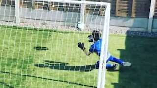 Dreng finder kreativ løsning, så han fortsat kan spille fodbold