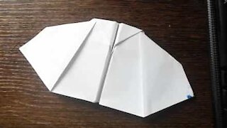 Avião de papel bate as asas como um pássaro