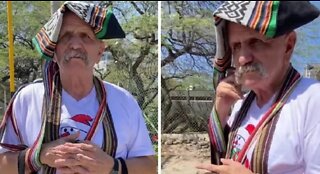 Video muestra a Álvaro Lemmon, el 'hombre caimán', vendiendo mochilas en la calle