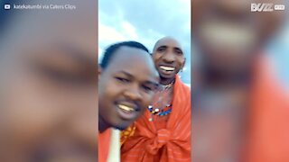 Tribo africana delira com filtros do Snapchat