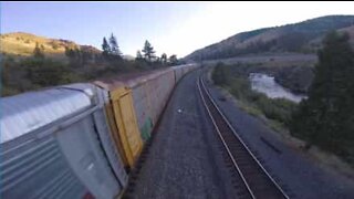 Une course de drone sur un train de marchandise