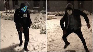 Maskeret gruppe danser i sneen i England