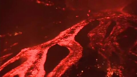 Una lengua de lava sigue avanzando entre viviendas de La Palma