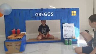 Meninos recriam padaria Greggs em casa!