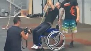 Homem paraplégico impressiona no crossfit