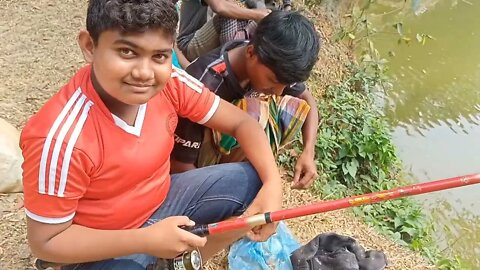 খুদে শিকারির বড় কাতলা মাছ শিকার/ Young boy catching big fish by hook