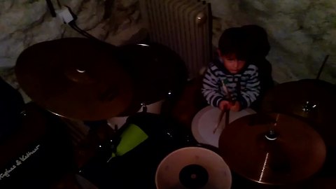 3-year-old boy's unreal drum solo