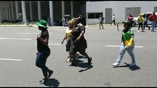Police on alert outside ANC Durban office as protesters approach (frF)