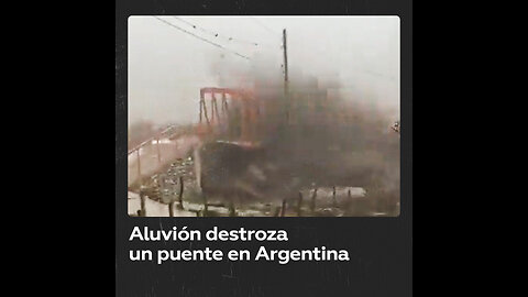 Un alud de agua y rocas derriba un puente peatonal en segundos en Argentina