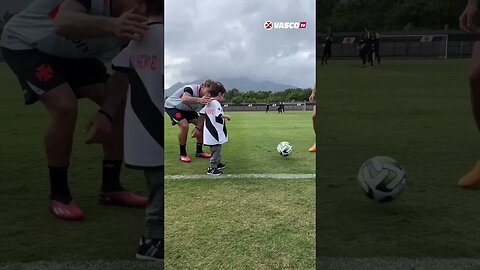 Pequeno Gui jogando bola com os jogadores do Vasco