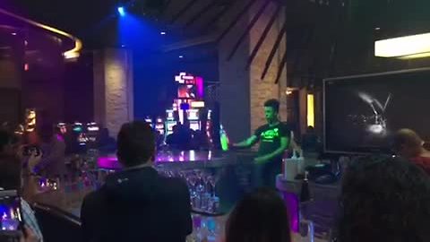 Amazing bartender shows off his mind-blowing skills