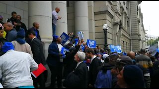 Supporters of both sides in De Lille vs DA battle gather outside Cape Town court (fsL)