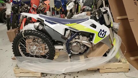 The first 2021 Husqvarna MX Bike Has Arrived! | 2021 Husqvarna FC350