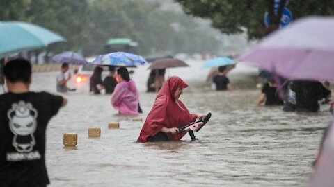 China: Heavy rains cause deadly floods in Henan province | DW News