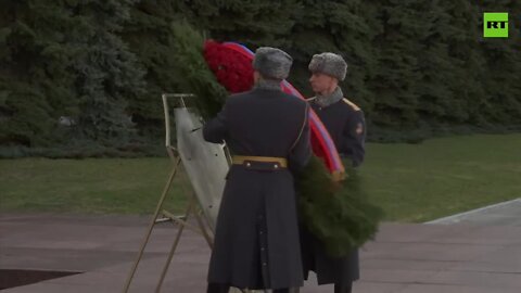 Armenian Prime Minister Lays Wreath In Moscow