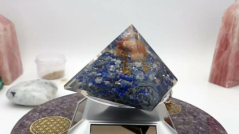 Pyramide Orgonite Lapis Lazuli Cornaline |
