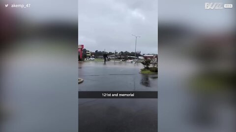 Un orage dans l'Oklahoma a inondé les routes, bloquant la circulation