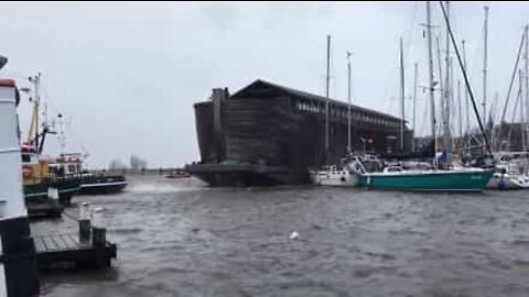Un musée flottant s'écrase contre des navires amarrés