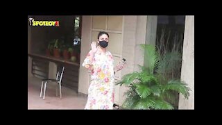 Preggers Kareena Kapoor Spotted at Bandra | SpotboyE