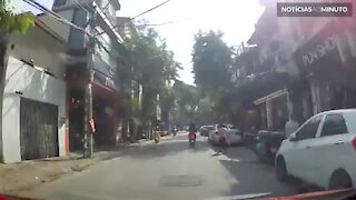 Moto pega fogo sozinha nas ruas do Vietnã