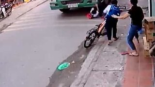 Gutt blir nesten overkjørt av lastebil etter å ha falt av sykkelen