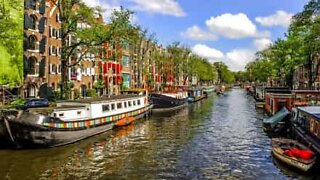 Overcrowded boat dumps guests during King’s Day festivities!